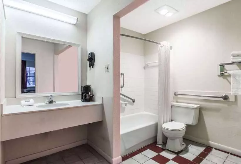 هتل Super 8 By Wyndham New Orleans