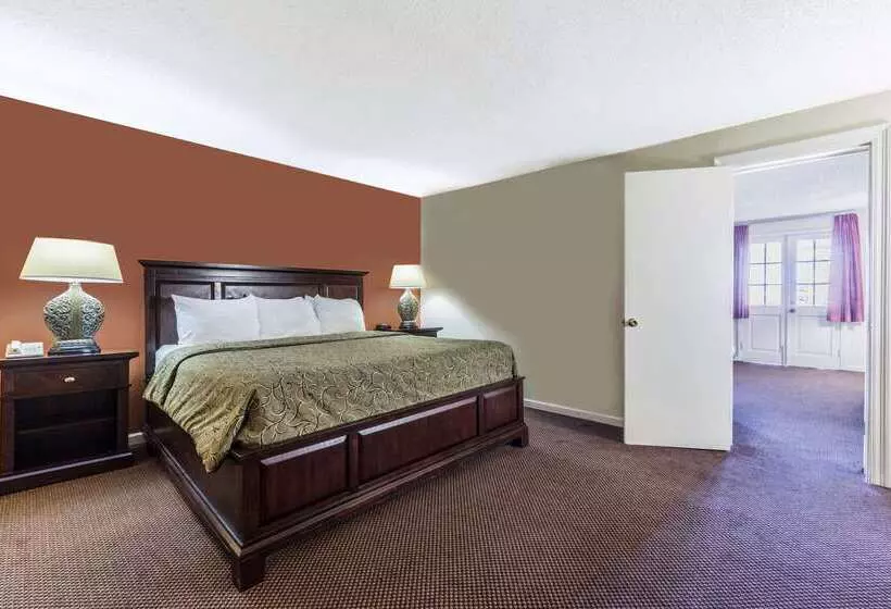 هتل Super 8 By Wyndham New Orleans