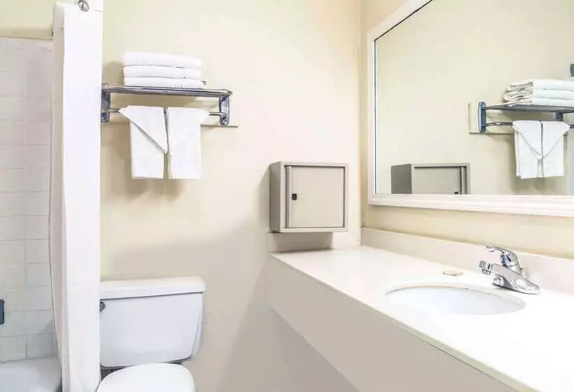 هتل Super 8 By Wyndham New Orleans