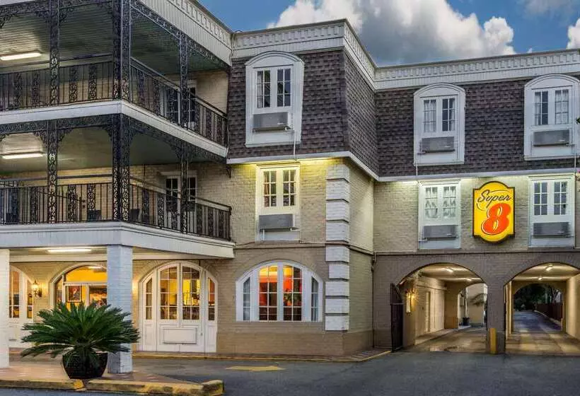 هتل Super 8 By Wyndham New Orleans