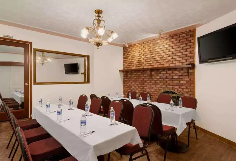 호텔 Travelodge By Wyndham Quesnel Bc