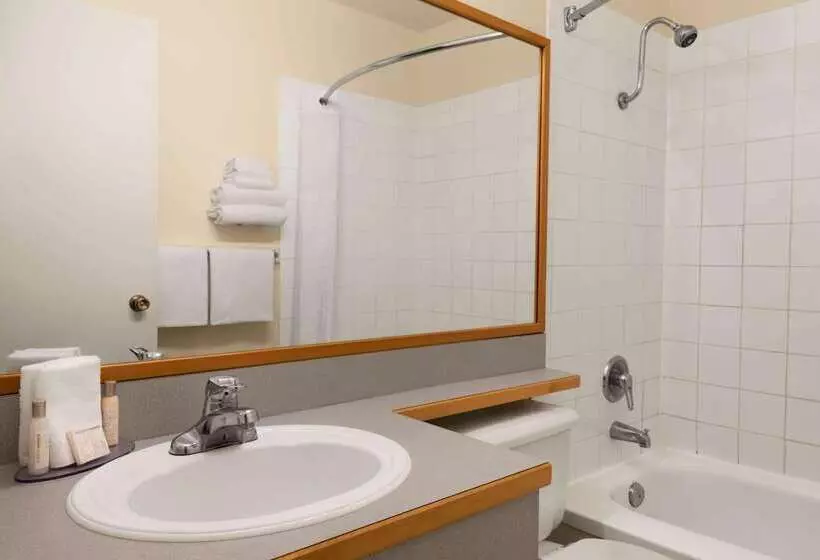 호텔 Travelodge By Wyndham Quesnel Bc