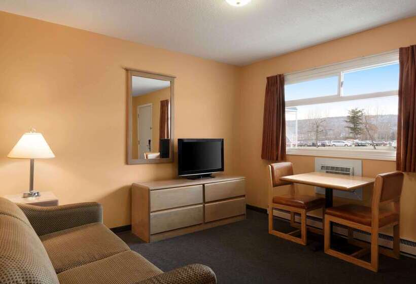호텔 Travelodge By Wyndham Quesnel Bc