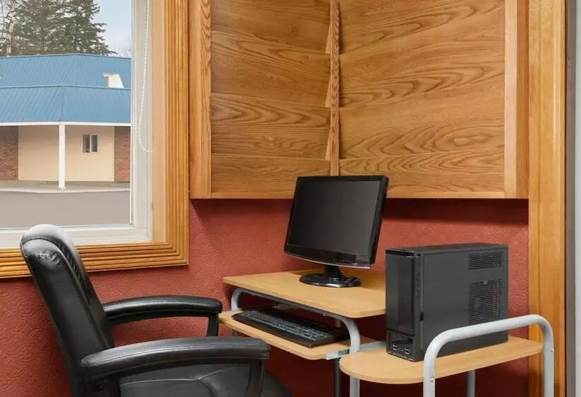 호텔 Travelodge By Wyndham Quesnel Bc