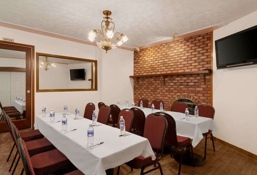 호텔 Travelodge By Wyndham Quesnel Bc