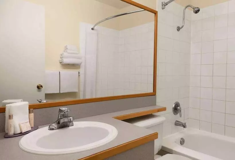 호텔 Travelodge By Wyndham Quesnel Bc