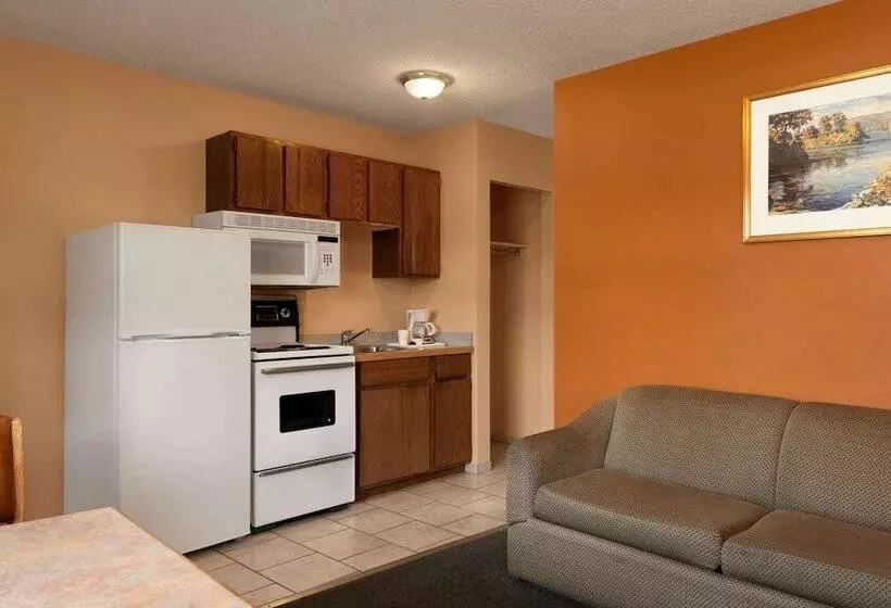 호텔 Travelodge By Wyndham Quesnel Bc