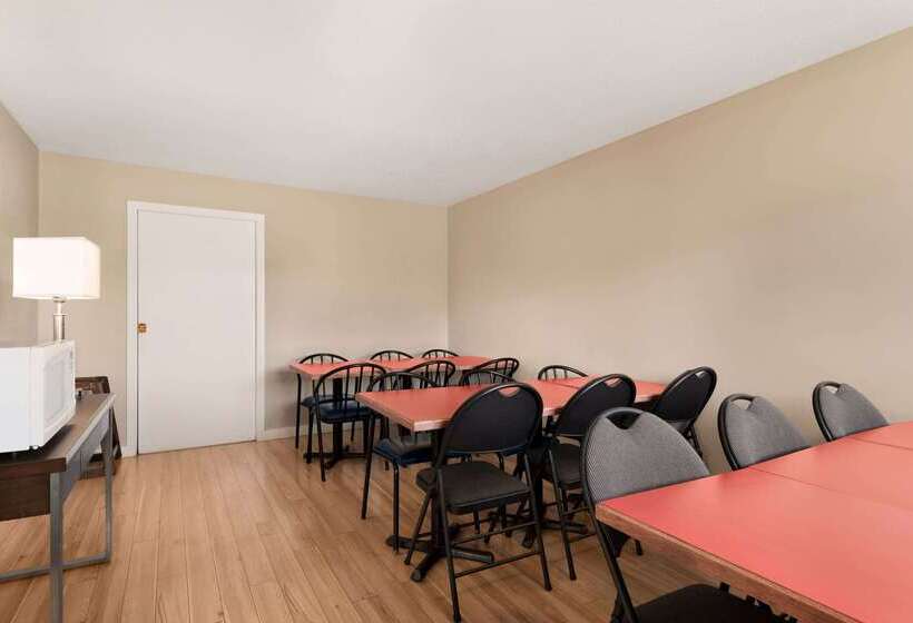 ホテル Travelodge By Wyndham Salmon Arm Bc