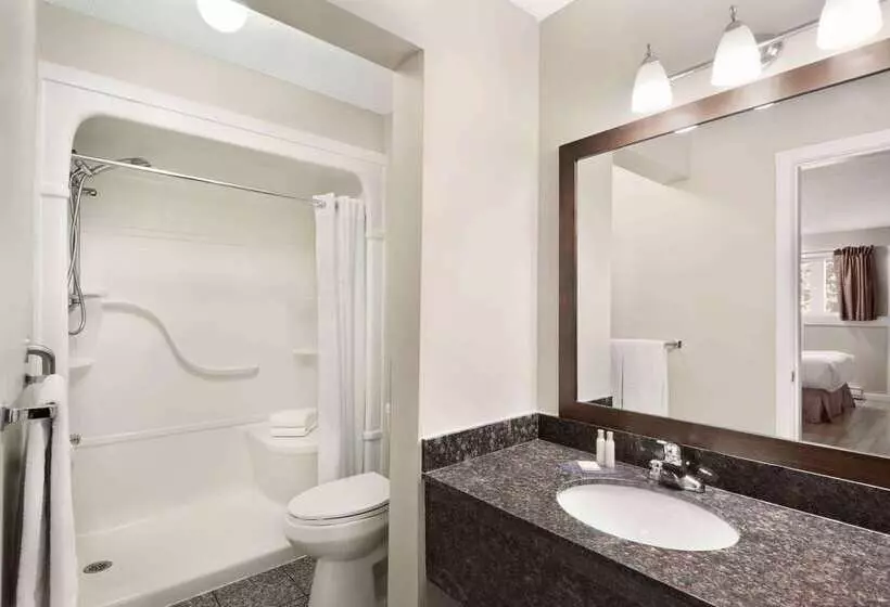 호텔 Travelodge By Wyndham Salmon Arm Bc