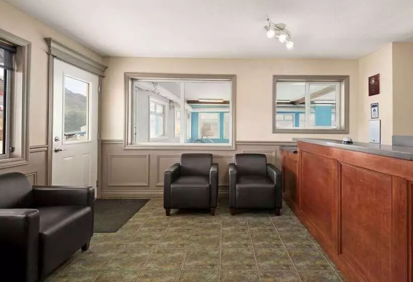 호텔 Travelodge By Wyndham Salmon Arm Bc