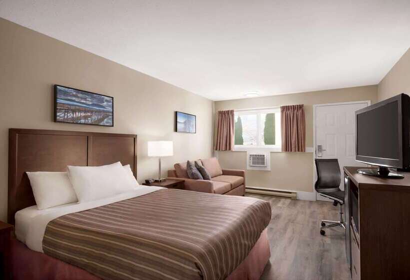 ホテル Travelodge By Wyndham Salmon Arm Bc