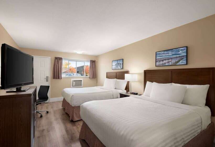 ホテル Travelodge By Wyndham Salmon Arm Bc