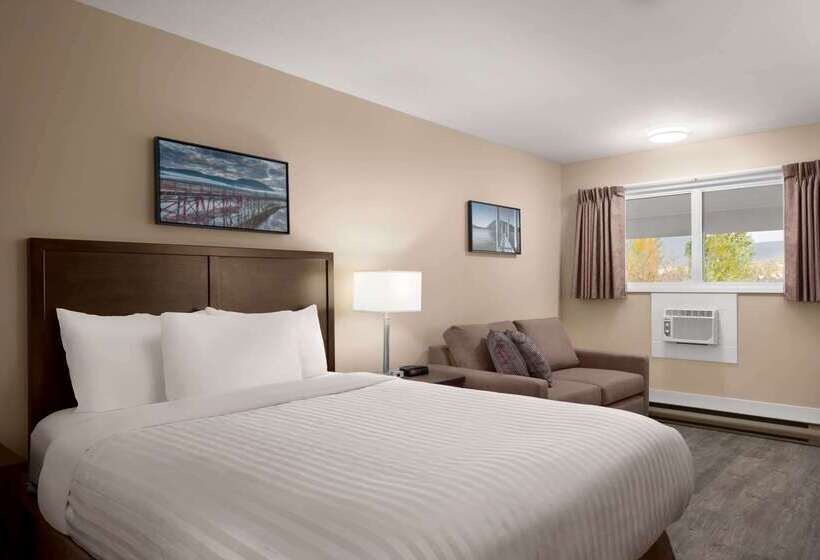 ホテル Travelodge By Wyndham Salmon Arm Bc