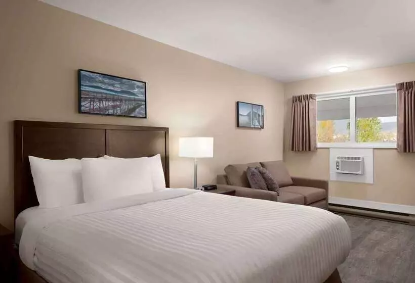 호텔 Travelodge By Wyndham Salmon Arm Bc