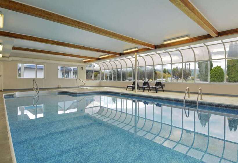 ホテル Travelodge By Wyndham Salmon Arm Bc