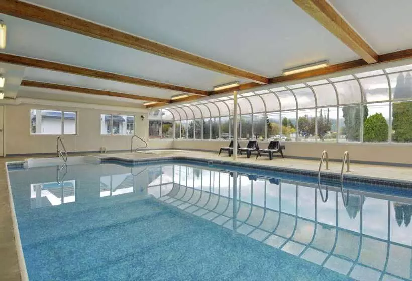 호텔 Travelodge By Wyndham Salmon Arm Bc