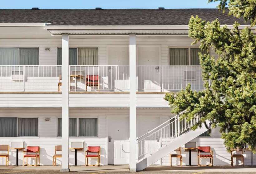 ホテル Travelodge By Wyndham Salmon Arm Bc