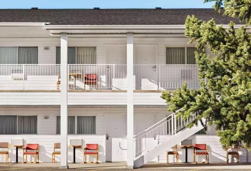 호텔 Travelodge By Wyndham Salmon Arm Bc