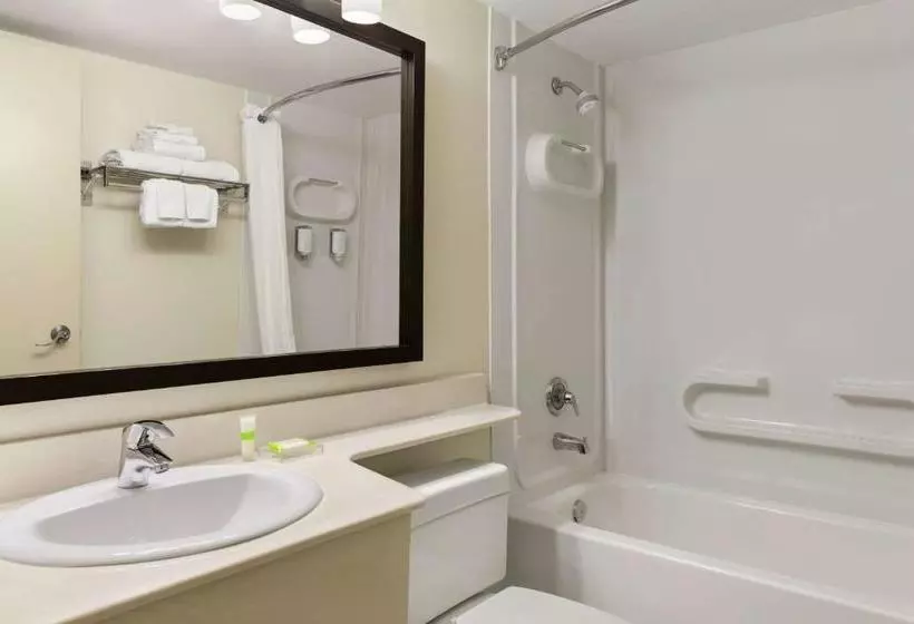 ホテル Travelodge Suites By Wyndham Halifax Dartmouth