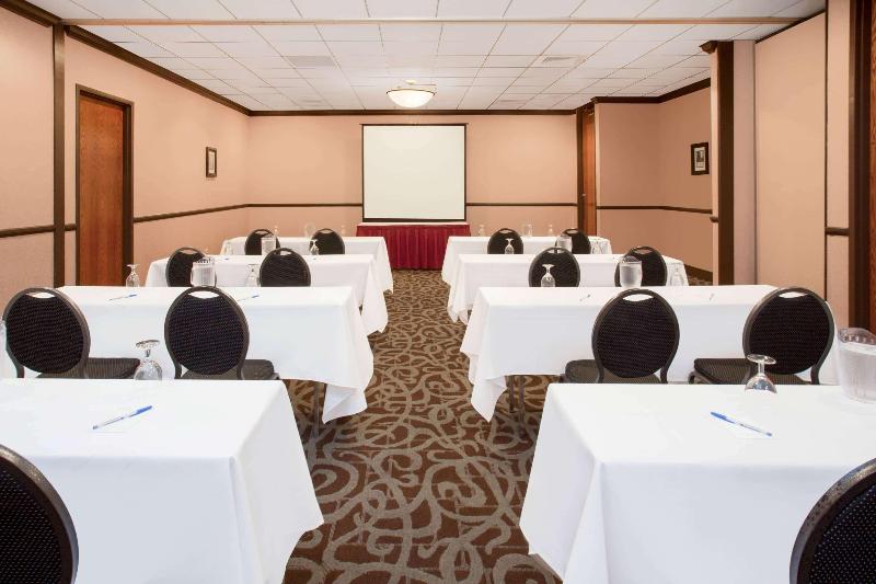 בית מלון כפרי Wyndham Garden Schaumburg Chicago Northwest