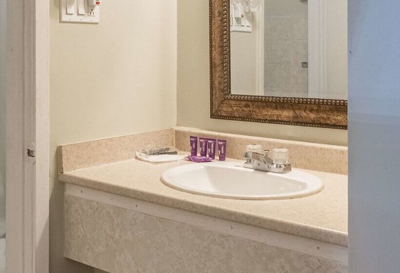 هتل Knights Inn North Bay