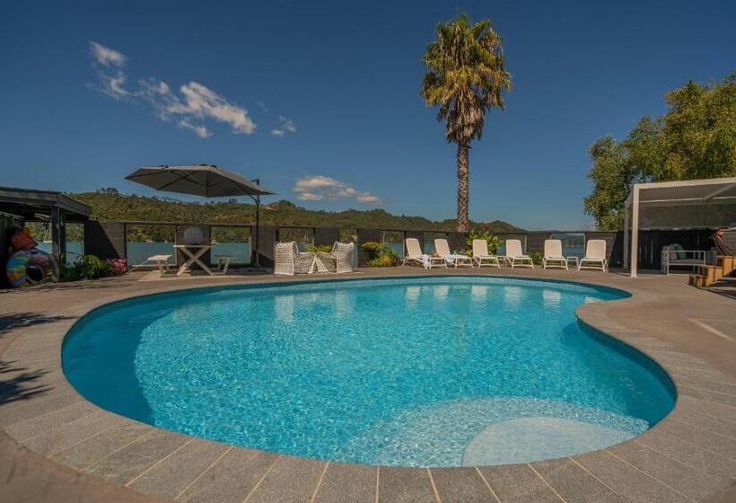 בית מלון כפרי Oceans 88 Whitianga Coastal Suites