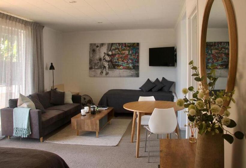 בית מלון כפרי Oceans 88 Whitianga Coastal Suites