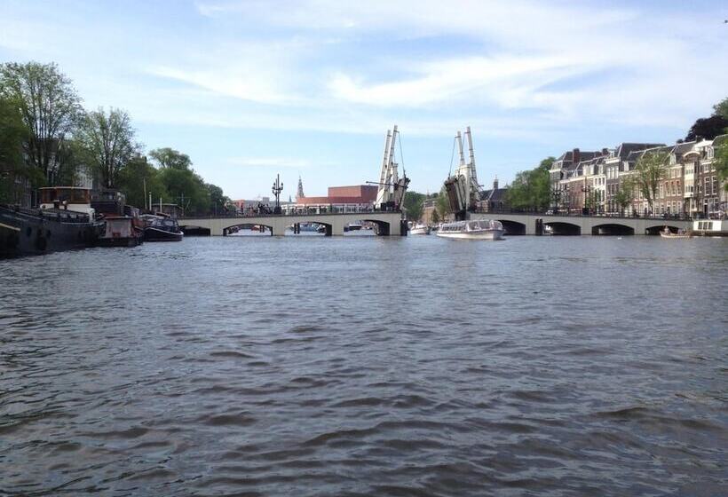 ホテル The Old Nickel