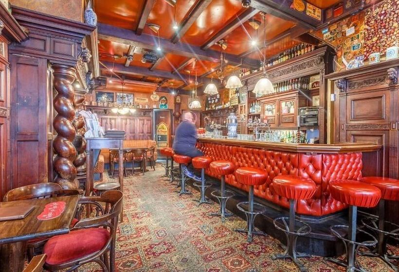 ホテル The Old Nickel