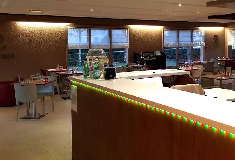 호텔 Hôtel Restaurant Campanile Aurillac