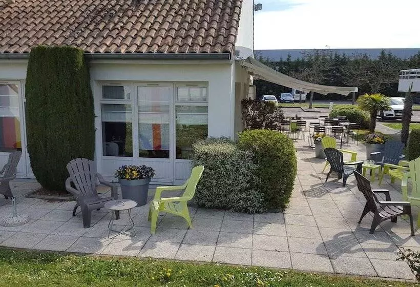 Отель Campanile Lyon Est  Aeroport Saint Exupery