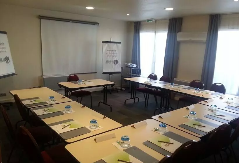 Отель Campanile Lyon Est  Aeroport Saint Exupery