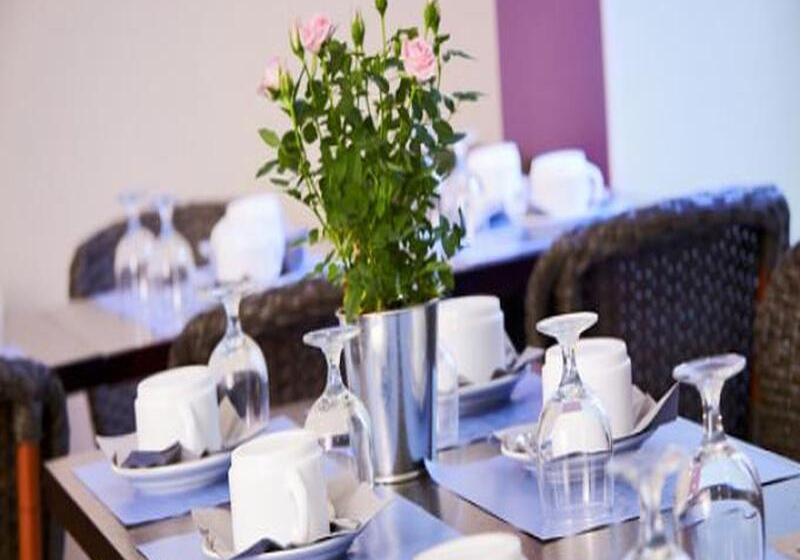 هتل Kyriad Paris 10 Canal Saint Martin République