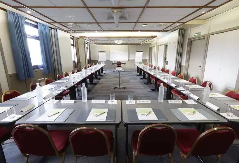 Отель Kyriad Le Blanc Mesnil