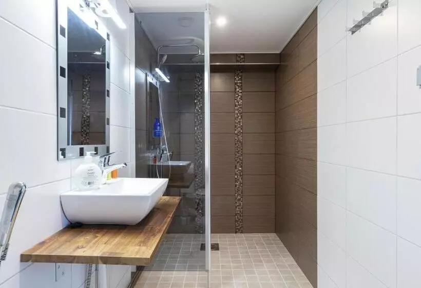 ホテル Li & Ravintola Martinhovi