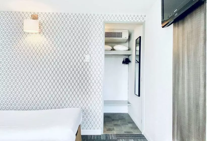 Отель Restaurant Kyriad de Péronne