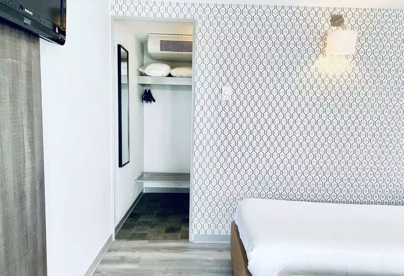 Отель Restaurant Kyriad de Péronne