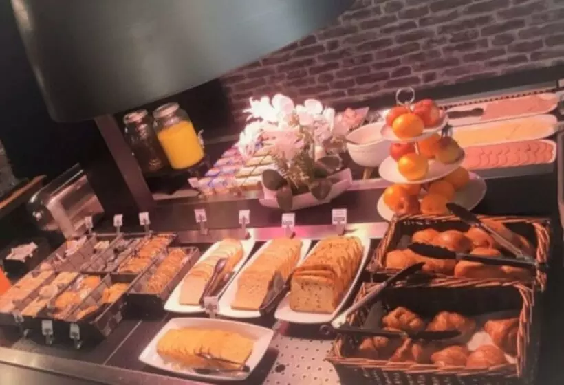 Отель Restaurant Kyriad de Péronne