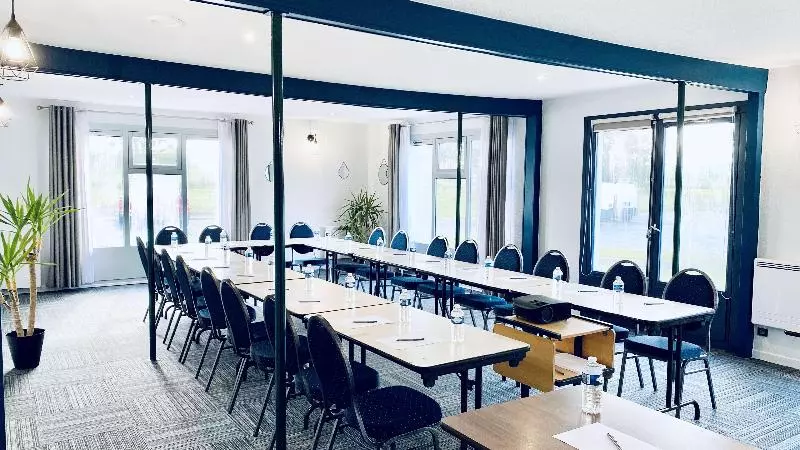 Отель Restaurant Kyriad de Péronne