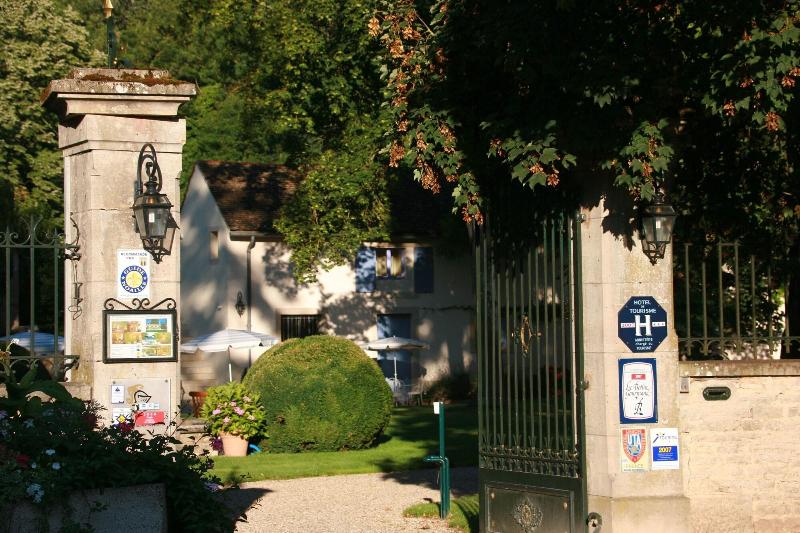 هتل Chateau De Challanges