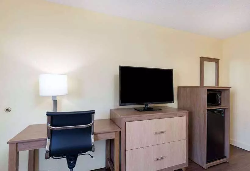 هتل Days Inn By Wyndham Florence/i95 North