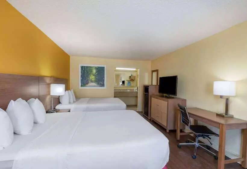 هتل Days Inn By Wyndham Florence/i95 North