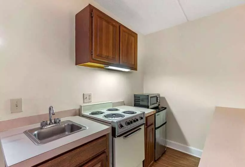 Отель Econo Lodge Inn & Suites