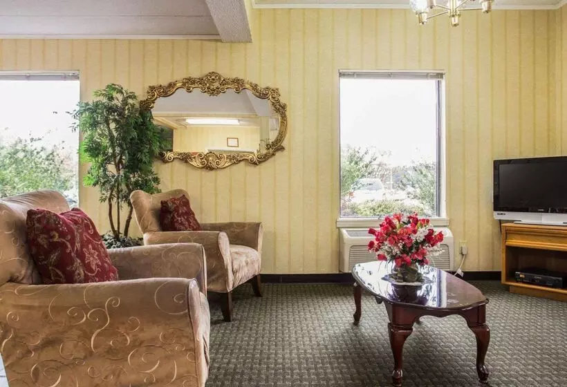 Отель Econo Lodge Inn & Suites