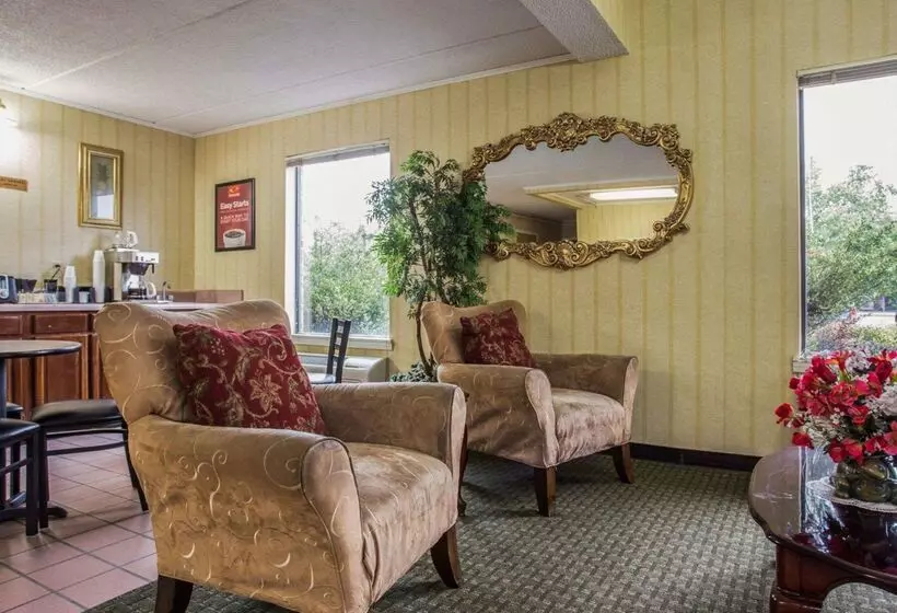 Отель Econo Lodge Inn & Suites