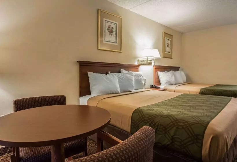 Отель Econo Lodge Inn & Suites