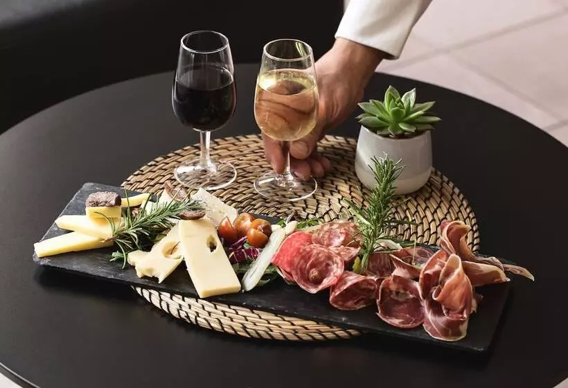 Отель Holiday Inn Toulon City Centre, An Ihg