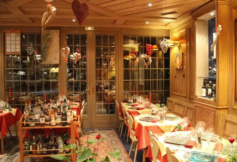 Отель Restaurant Les Pins Logis