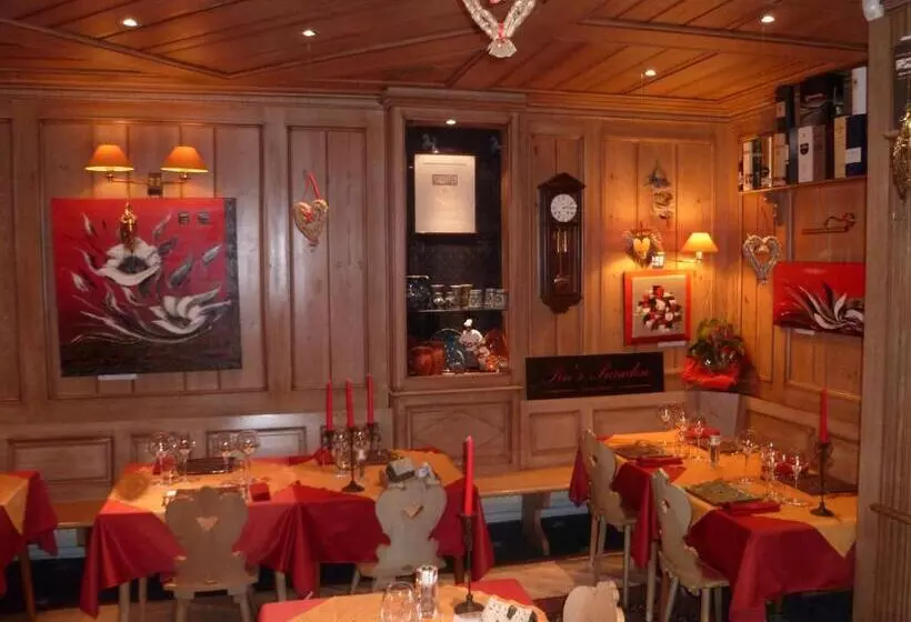 Отель Restaurant Les Pins Logis