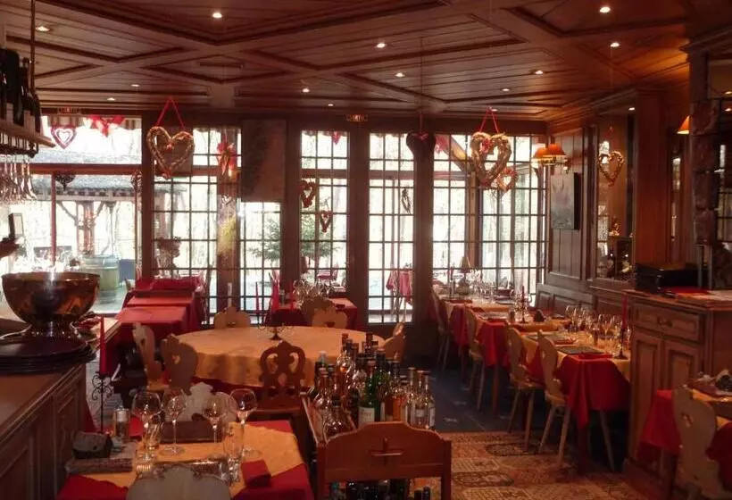 Отель Restaurant Les Pins Logis